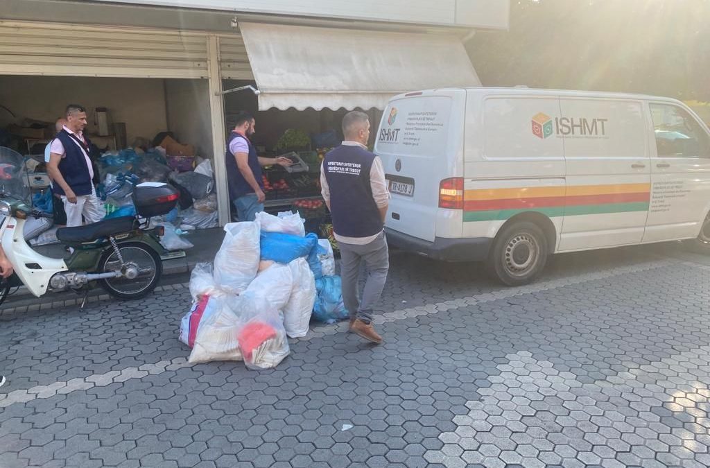 Bllokohen 497 kg qese plastike në Shkodër, ISHMT: Asnjë tolerim ndaj shkelësve të ligjit